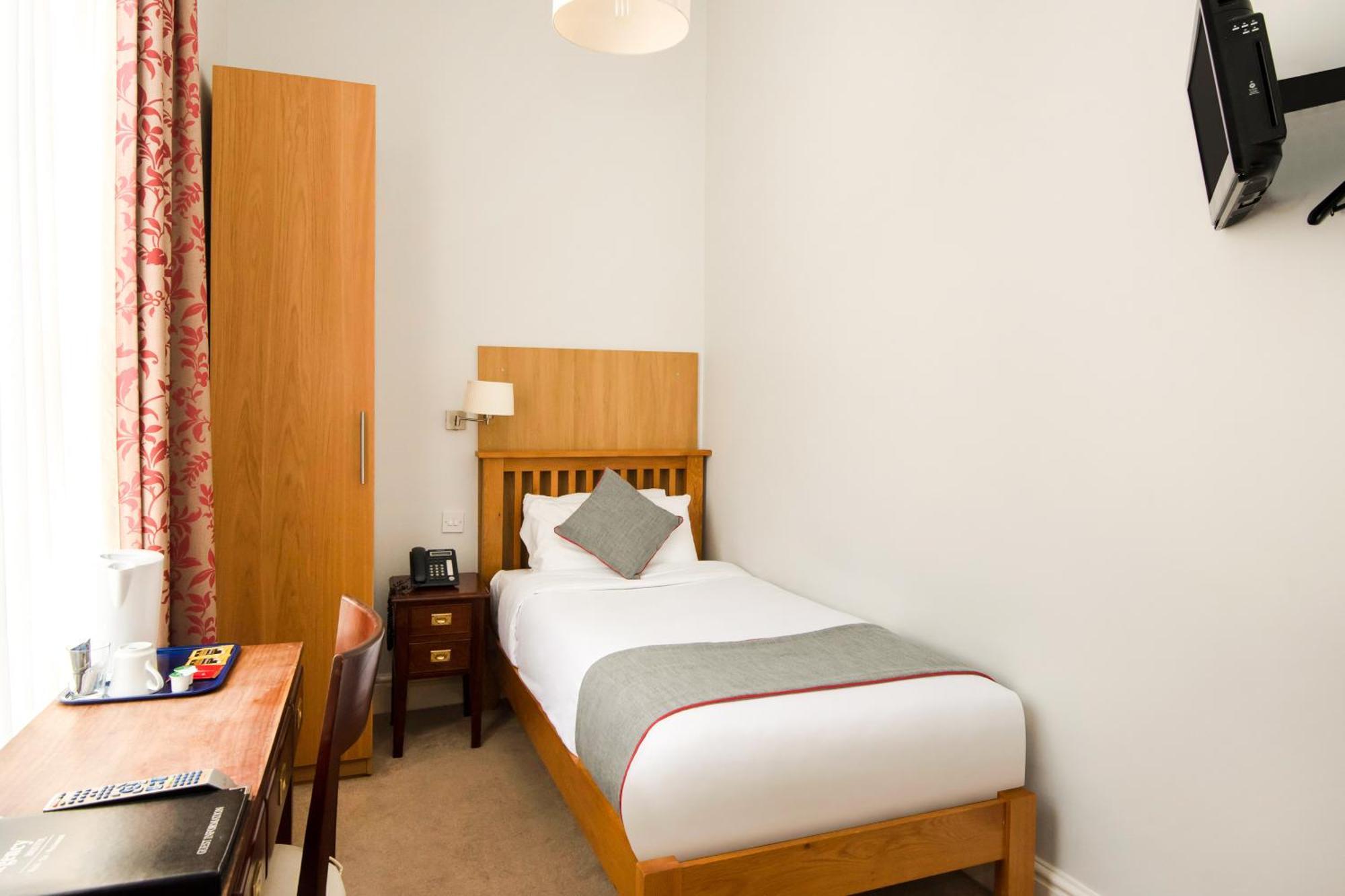 Hotel Dancenter Near Clifton Down Station 3*